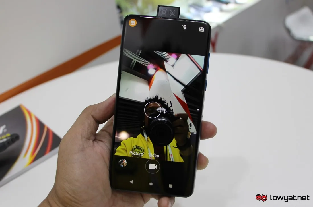 Energizer Power Max 18000mAh Phone Hands On: Behold The Thickness 7 energizer 18000mah phone 07