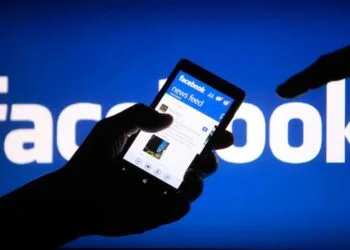 A smartphone user shows the Facebook application on his phone in the central Bosnian town of Zenica, in this photo illustration, May 2, 2013. Facebook Inc's mobile advertising revenue growth gained momentum in the first three months of the year as the social network sold more ads to users on smartphones and tablets, partially offsetting higher spending which weighed on profits. REUTERS/Dado Ruvic (BOSNIA AND HERZEGOVINA - Tags: SOCIETY SCIENCE TECHNOLOGY BUSINESS) - RTXZ81J