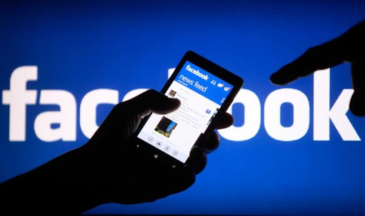 A smartphone user shows the Facebook application on his phone in the central Bosnian town of Zenica, in this photo illustration, May 2, 2013. 
Facebook Inc's mobile advertising revenue growth gained momentum in the first three months of the year as the social network sold more ads to users on smartphones and tablets, partially offsetting higher spending which weighed on profits. REUTERS/Dado Ruvic (BOSNIA AND HERZEGOVINA - Tags: SOCIETY SCIENCE TECHNOLOGY BUSINESS) - RTXZ81J