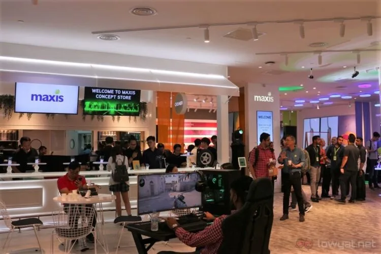 Maxis Concept Store inside