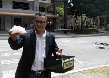 CYBERJAYA, 17 Jun -- Ketua Pegawai Eksekutif Average Drone Sdn Bhd menunjukkan pesanan makanan yang dihantar menggunakan khidmat penghantaran menggunakan dron pada Expo Teknologi Dron Malaysia sempena Minggu Teknologi Multimedia di Futurise Cyberjaya Sepang hari ini.
Perkhidmatan penghantaran makanan menggunakan dron merupakan khidmat julung kali diperkenalkan di Malaysia dan masih dalam tempoh percubaan selama tiga bulan bermula bulan depan.
--fotoBERNAMA (2019) HAK CIPTA TERPELIHARA