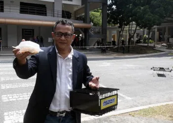 CYBERJAYA, 17 Jun -- Ketua Pegawai Eksekutif Average Drone Sdn Bhd menunjukkan pesanan makanan yang dihantar menggunakan khidmat penghantaran menggunakan dron pada Expo Teknologi Dron Malaysia sempena Minggu Teknologi Multimedia di Futurise Cyberjaya Sepang hari ini.Perkhidmatan penghantaran makanan menggunakan dron merupakan khidmat julung kali diperkenalkan di Malaysia dan masih dalam tempoh percubaan selama tiga bulan bermula bulan depan.--fotoBERNAMA (2019) HAK CIPTA TERPELIHARA