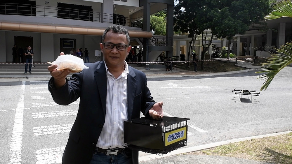 CYBERJAYA, 17 Jun -- Ketua Pegawai Eksekutif Average Drone Sdn Bhd menunjukkan pesanan makanan yang dihantar menggunakan khidmat penghantaran menggunakan dron pada Expo Teknologi Dron Malaysia sempena Minggu Teknologi Multimedia di Futurise Cyberjaya Sepang hari ini.Perkhidmatan penghantaran makanan menggunakan dron merupakan khidmat julung kali diperkenalkan di Malaysia dan masih dalam tempoh percubaan selama tiga bulan bermula bulan depan.--fotoBERNAMA (2019) HAK CIPTA TERPELIHARA