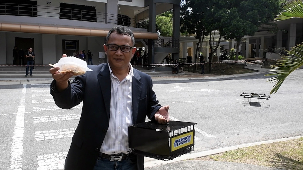 CYBERJAYA, 17 Jun -- Ketua Pegawai Eksekutif Average Drone Sdn Bhd menunjukkan pesanan makanan yang dihantar menggunakan khidmat penghantaran menggunakan dron pada Expo Teknologi Dron Malaysia sempena Minggu Teknologi Multimedia di Futurise Cyberjaya Sepang hari ini.
Perkhidmatan penghantaran makanan menggunakan dron merupakan khidmat julung kali diperkenalkan di Malaysia dan masih dalam tempoh percubaan selama tiga bulan bermula bulan depan.
--fotoBERNAMA (2019) HAK CIPTA TERPELIHARA