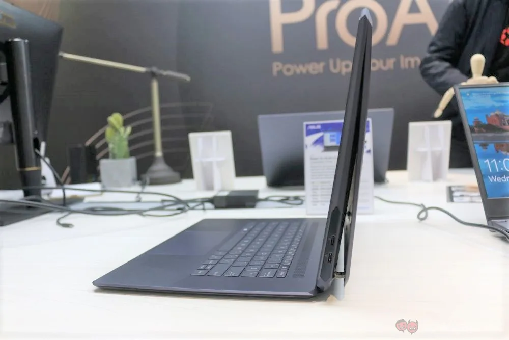 ASUS ProArt StudioBook One side open