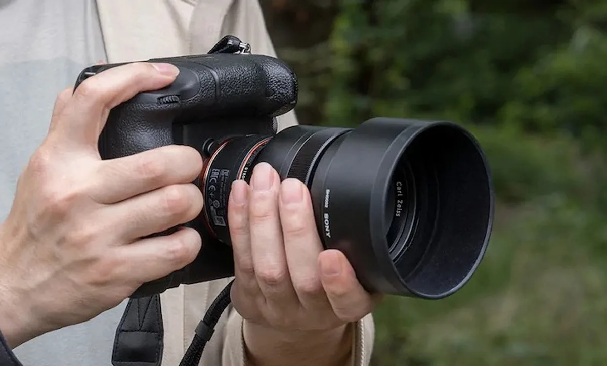 Sony Unveils LA-EA5 Lens Adapter A-mount