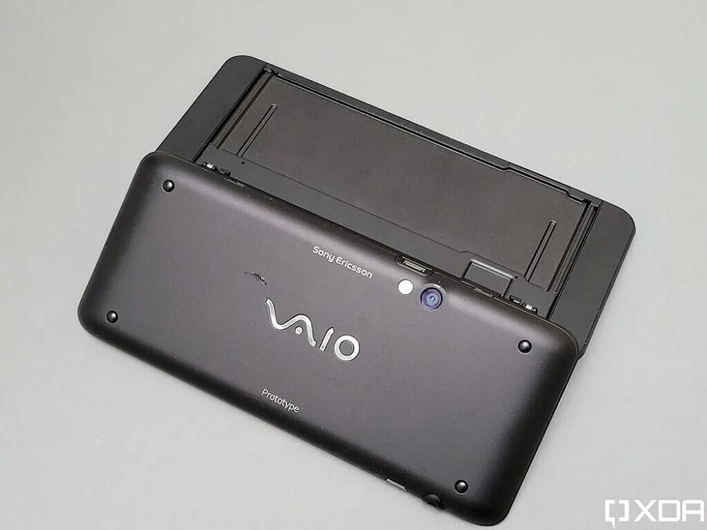 Sony Ericsson Xperia VAIO back