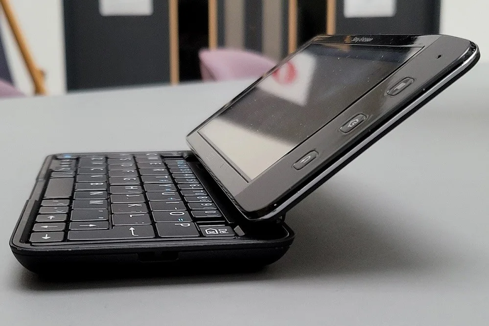 Sony Ericsson Xperia VAIO hinge out