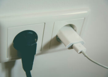 Wall Chargers Accessories Removed From Smartphone Boxes