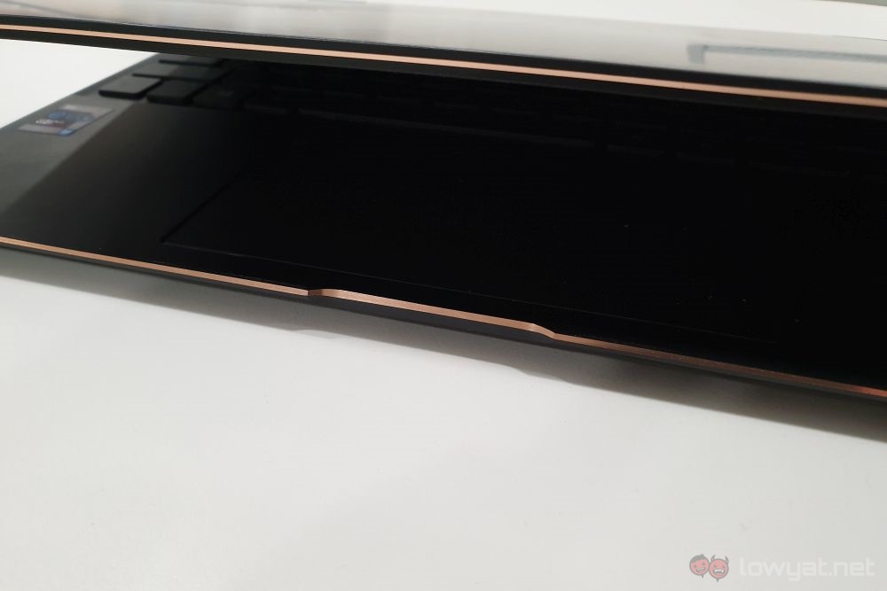 ASUS ZenBook Flip OLED lip