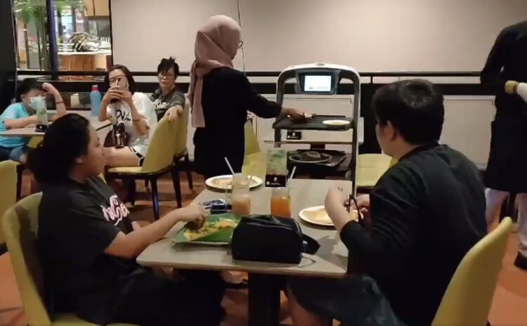 Original Penang Kayu Nasi Kandar Robot Waiters PuduBot