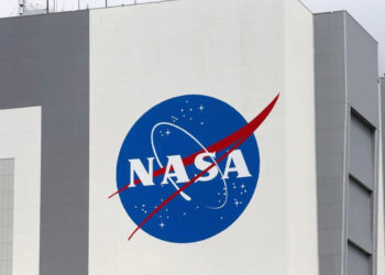 NASA SpaceX halts progress on moon lander project complaints Blue Origin Dynetics