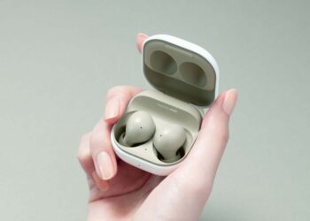 Samsung Galaxy Buds2 in hand