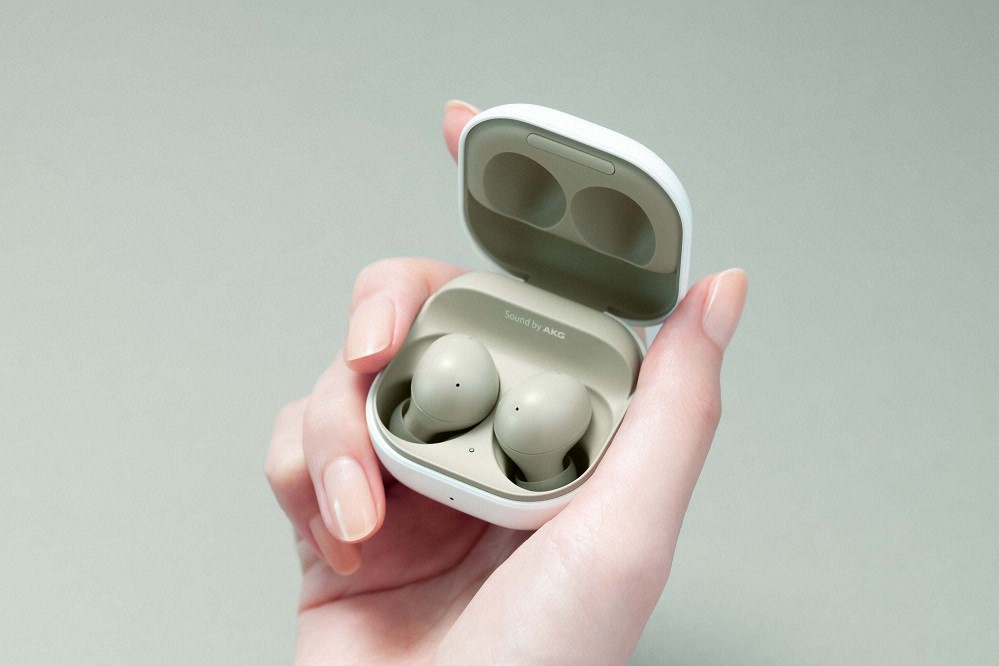 Samsung Galaxy Buds2 in hand