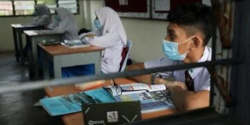 teens children wearing masks in school
