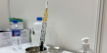 vaccine needle 01a