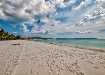 Pantai cenang langkawi tourists