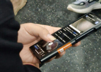 Xiaomi 12 flagship smartphone spotted in the wild design aspect ratio
