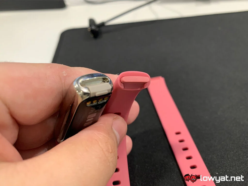 Fitbit luxe band change 1