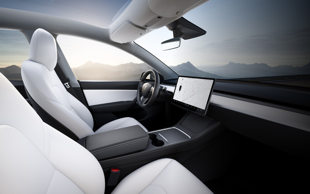 Tesla Mengirimkan Beberapa Mobilnya Tanpa Port USB