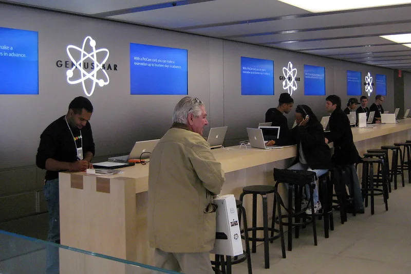apple store employees genius bar