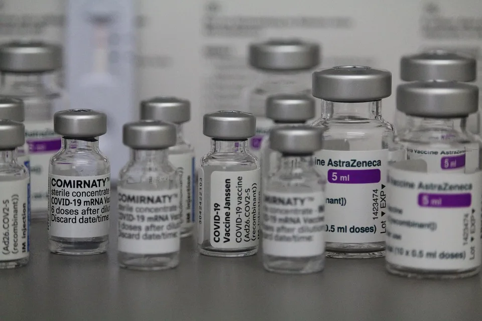 astrazeneca pfizer janssen covid-19 vaccine