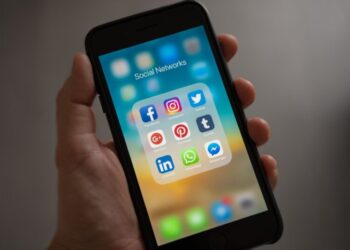social media apps facebook twitter iphone