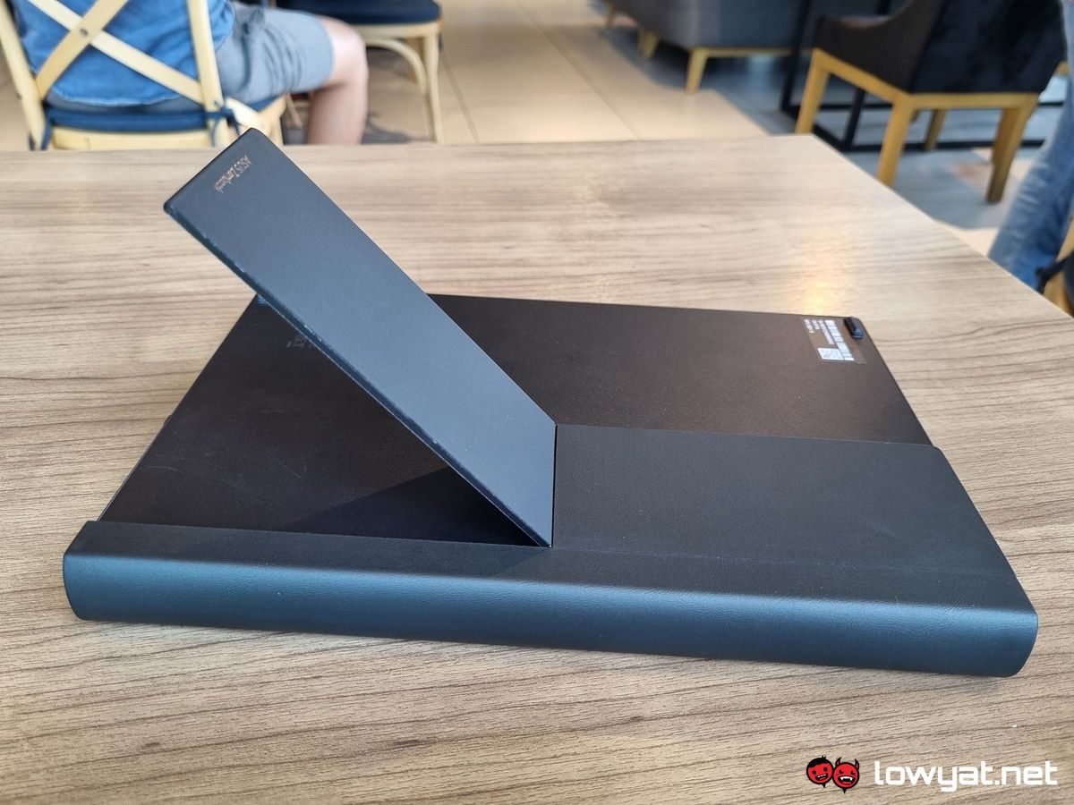 ASUS Zenbook 17 Fold OLED Hands On  Betting Big On The All Screen Concept - 41