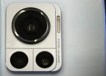 Motorola Frontier Live Photo Leaks Samsung ISOCELL HP1 200MP Camera