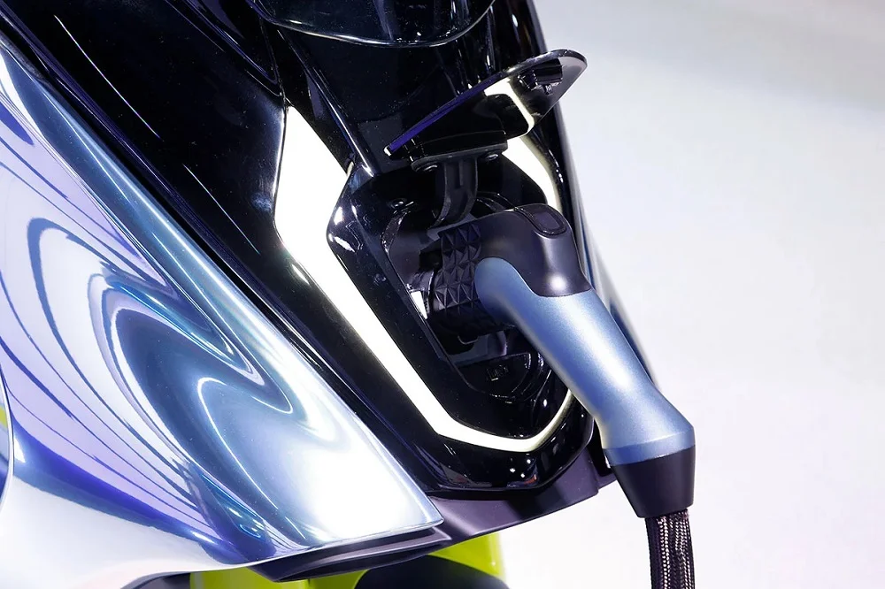 Yamaha E01 charge close up