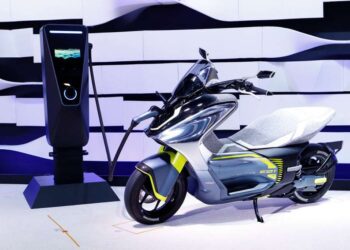 Yamaha E01 plugged in
