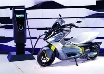 Yamaha E01 plugged in