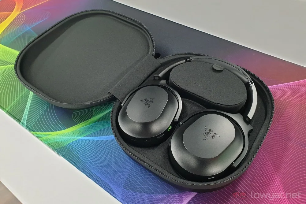 Razer Barracuda Pro in case