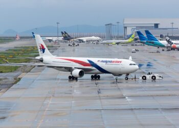 malaysia airlines aircraft airport brisbane kl kuala lumpur flights