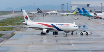 malaysia airlines aircraft airport