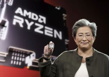 AMD CEO Dr. Lisa Su shows new Ryzen Chip