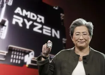 AMD CEO Dr. Lisa Su shows new Ryzen Chip