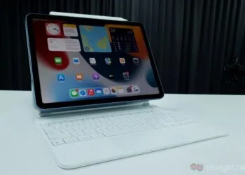 iPad Air 5 Magic Keyboard front