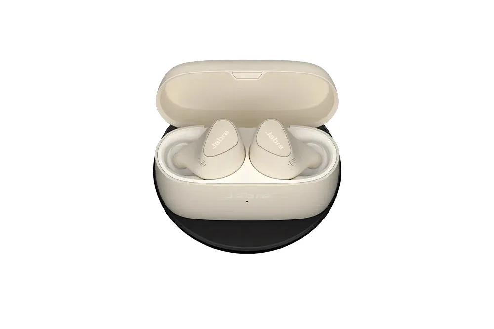 Jabra Elite 5 open w wireless charging pad