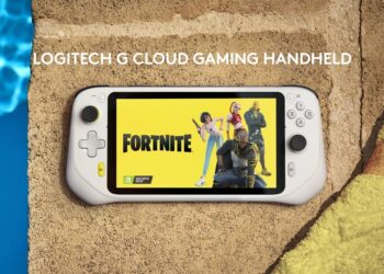 Logitech G Cloud Gaming Handheld lifestyle 1