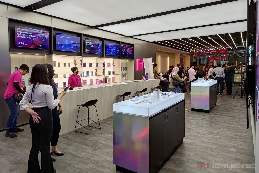 Yes Experience Store Lot 10 device space