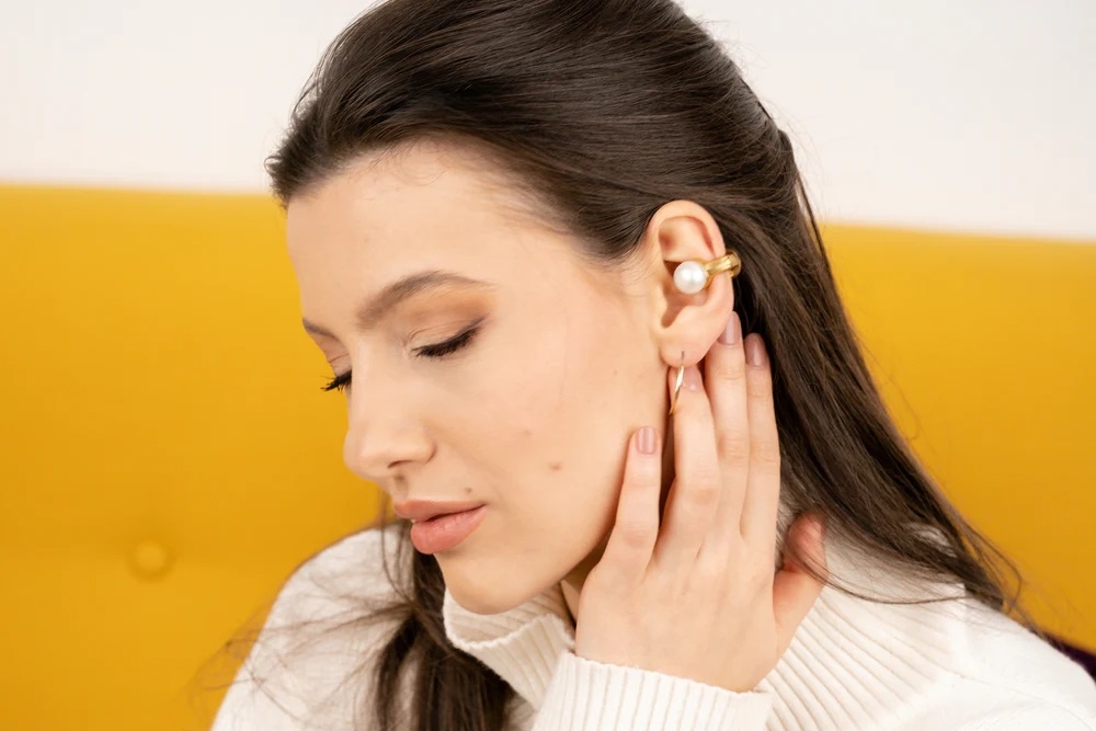 Nova H1 Audio Earrings clip
