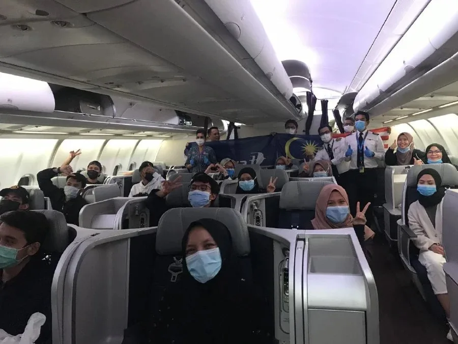 malaysia airlines face mask covid-19 flight
