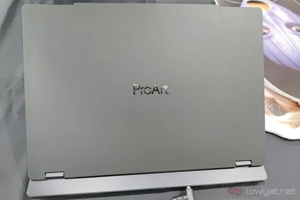 ASUS ProArt Studiobook 16 3D OLED lid