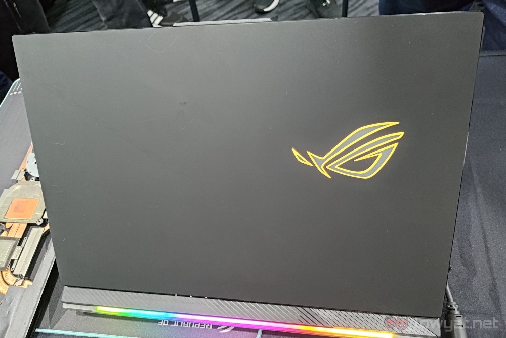 ASUS ROG Strix G18 lid