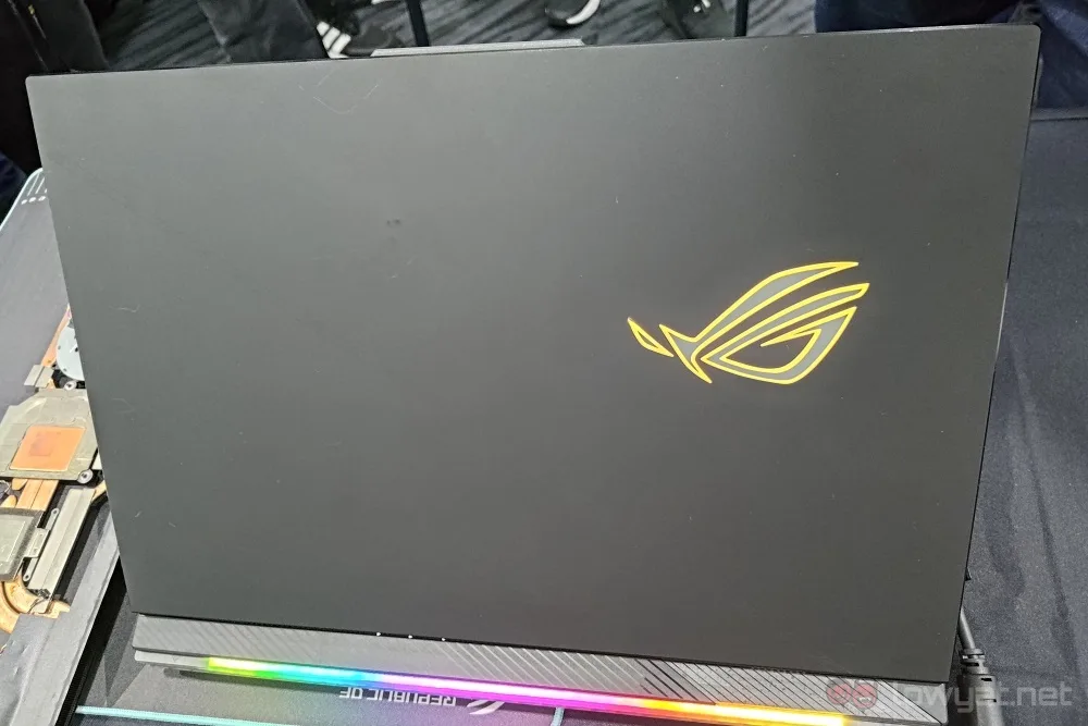 ASUS ROG Strix G18 lid