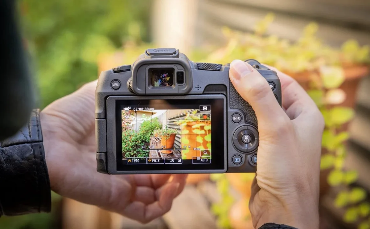 canon eos r8 compact announced price