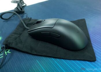 Razer DeathAdder V3 w carrying bag