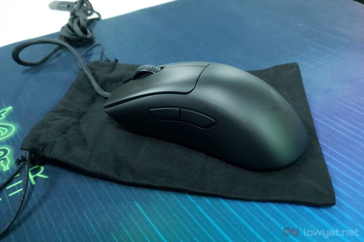 Razer DeathAdder V3 w carrying bag