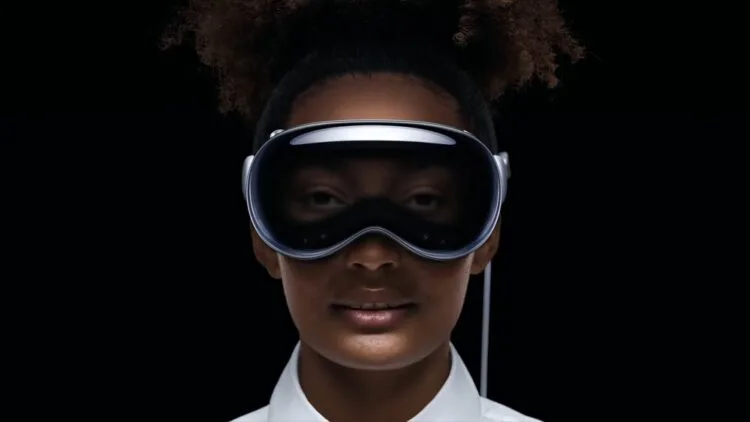 Apple Vision Pro w wearer